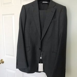 Armani Men’s charcoal suit w. Notch lapel